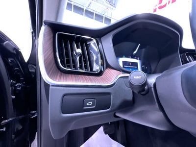 2023 Volvo XC60 Plus Dark Theme