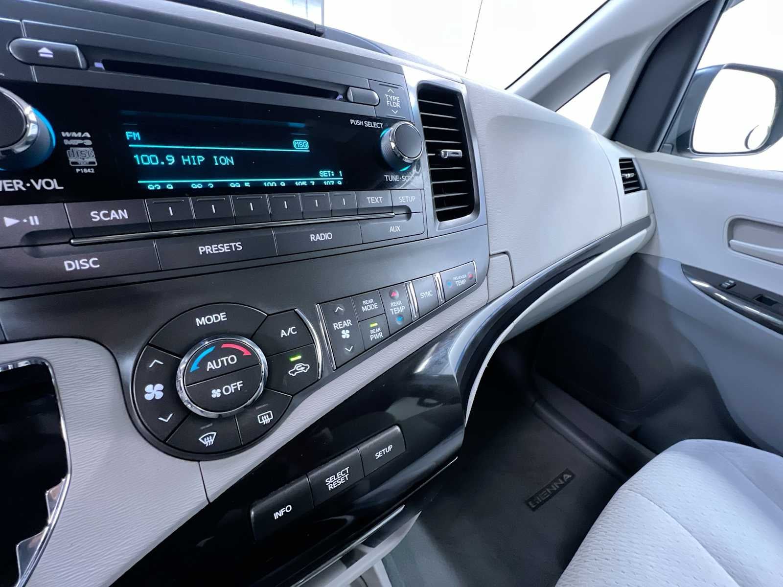 2013 Toyota Sienna LE