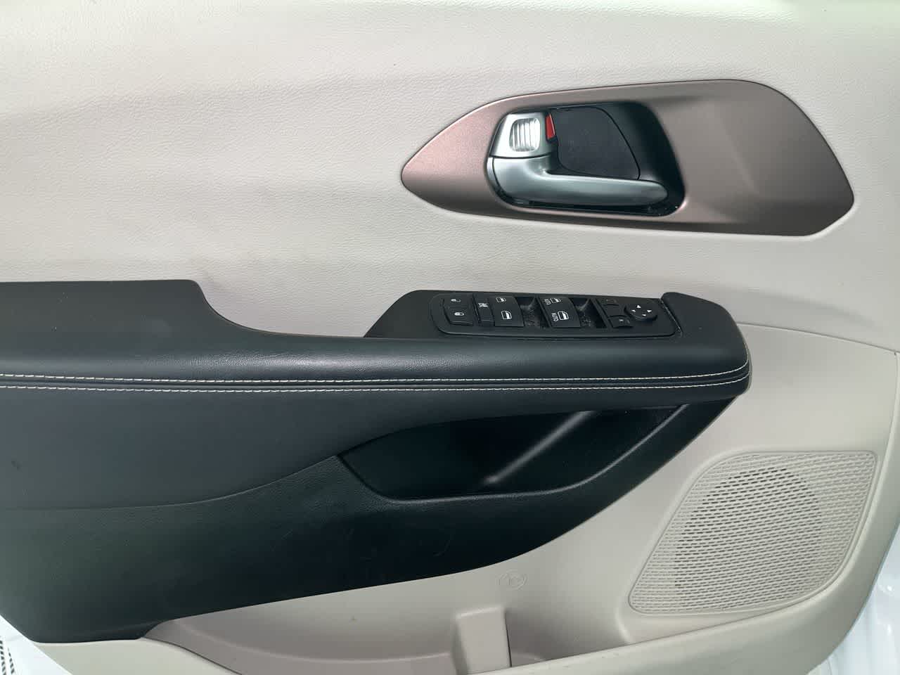 2024 Chrysler Voyager LX