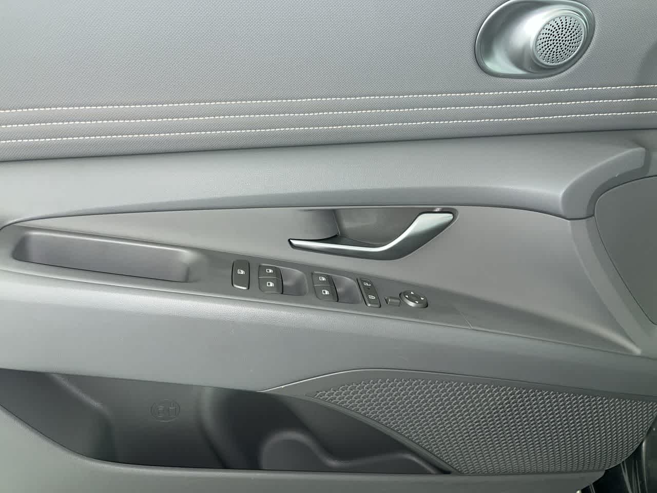 2025 Hyundai Elantra SEL - Photo 13