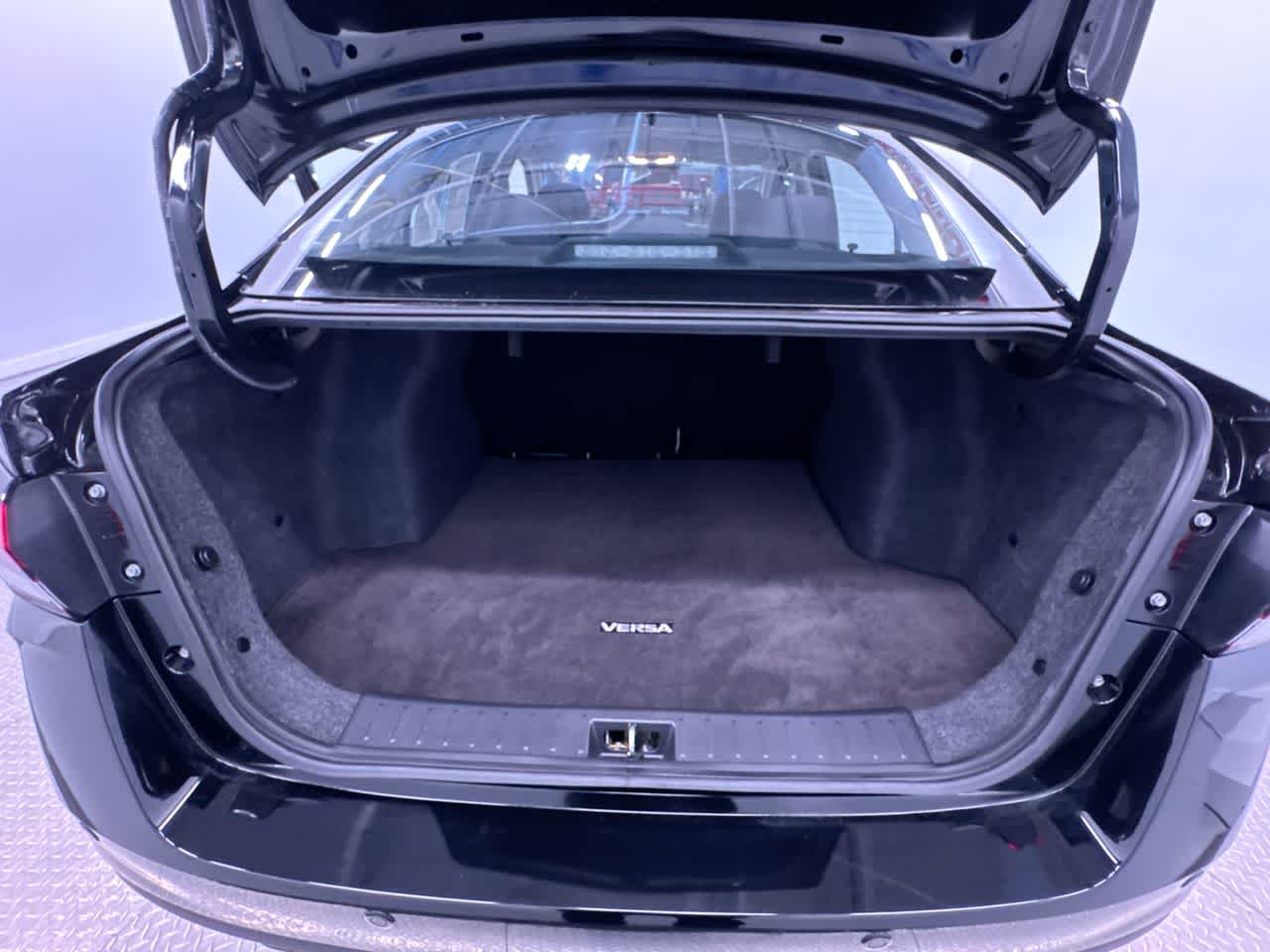 2022 Nissan Versa SR